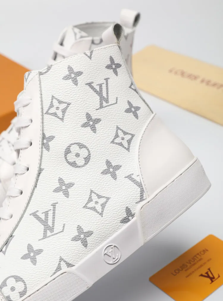 Factory price: 400💰LV official website popular series 🇮🇹🇮🇹1:1 production, selected high-end imported cowhide, sheepskin padding inside sheepskin, paired with Louis Vuitton Monogram Ecli men's shoes 💰se canvas and pure black rubber soles, the ultimate simple design, the perfect interpretation of the latest inspiration for shoes, the integration of classics and fashion, 🔍🔍high quality, worthy of your possession. The bottom car line will never be unglued. Sellers are welcome to sell as shown in the picture above. We can send one piece on behalf of you. The code number is 38-44 (45 codes can be customized)
